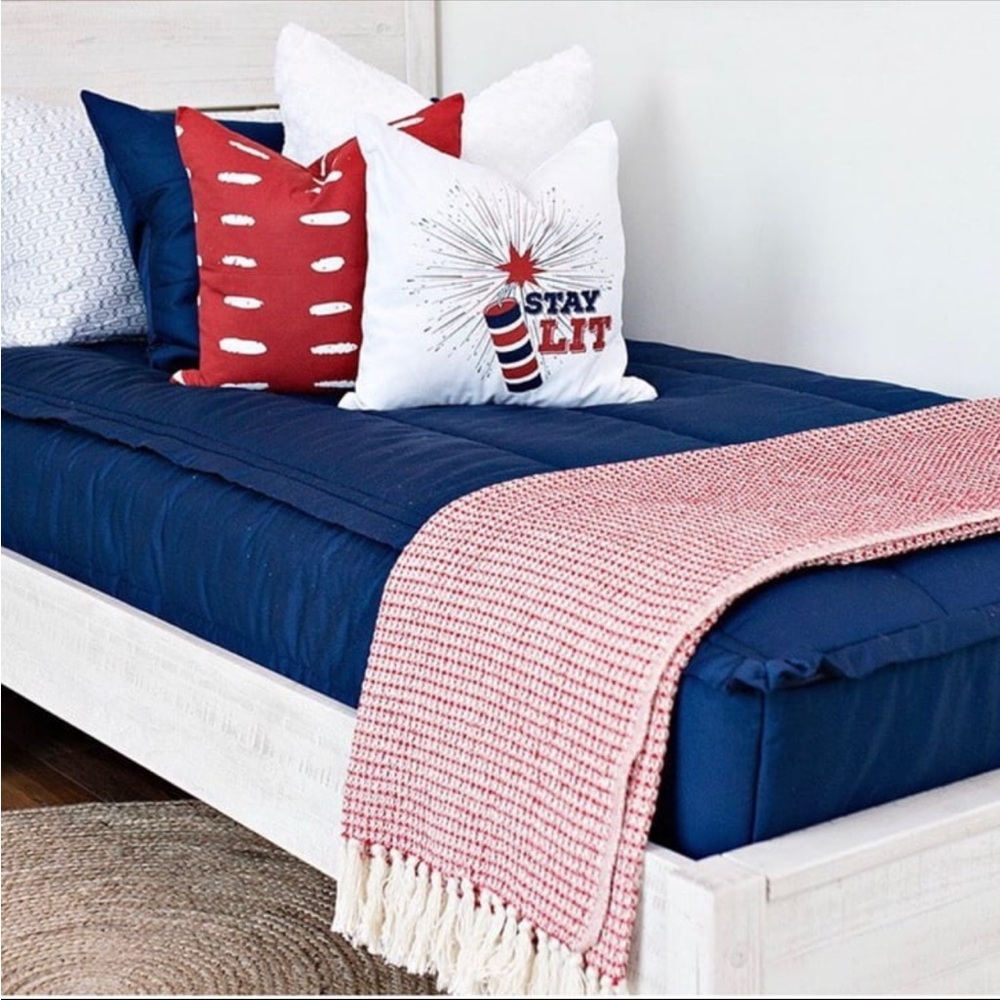 NWOT Beddys Waffly Cute Ruby Throw Blanket Tapestry Blanket Waffle Throw Blanket